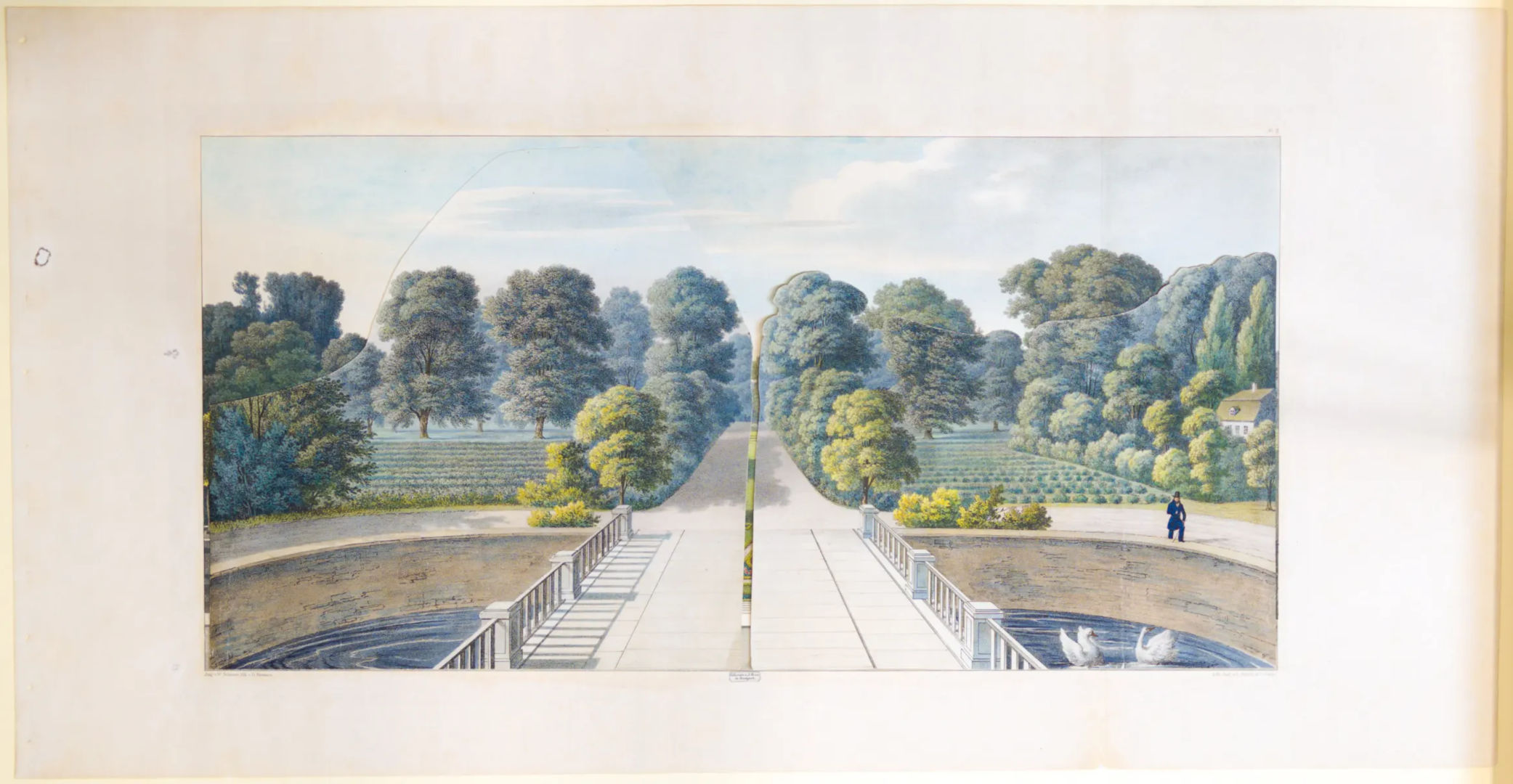 Ein kolorierter Stich zeigt eine Parklandschaft vor einem Schloss. In der Mitte verläuft ein breiter Weg, der von symmetrisch angeordneten Bäumen und gepflegten Grünflächen gesäumt ist. Links und rechts des Weges befinden sich kleine Teiche mit weißen Schwänen. Im Vordergrund ist eine Brücke mit Geländer zu sehen, die über einen runden Wassergraben führt. Im rechten Bildbereich spaziert eine Person in blauer Kleidung, und im Hintergrund ist ein kleines Haus oder Gebäude zu erkennen. Die Szene ist sorgfältig ausgearbeitet und illustriert eine klassische, geordnete Gartenarchitektur.