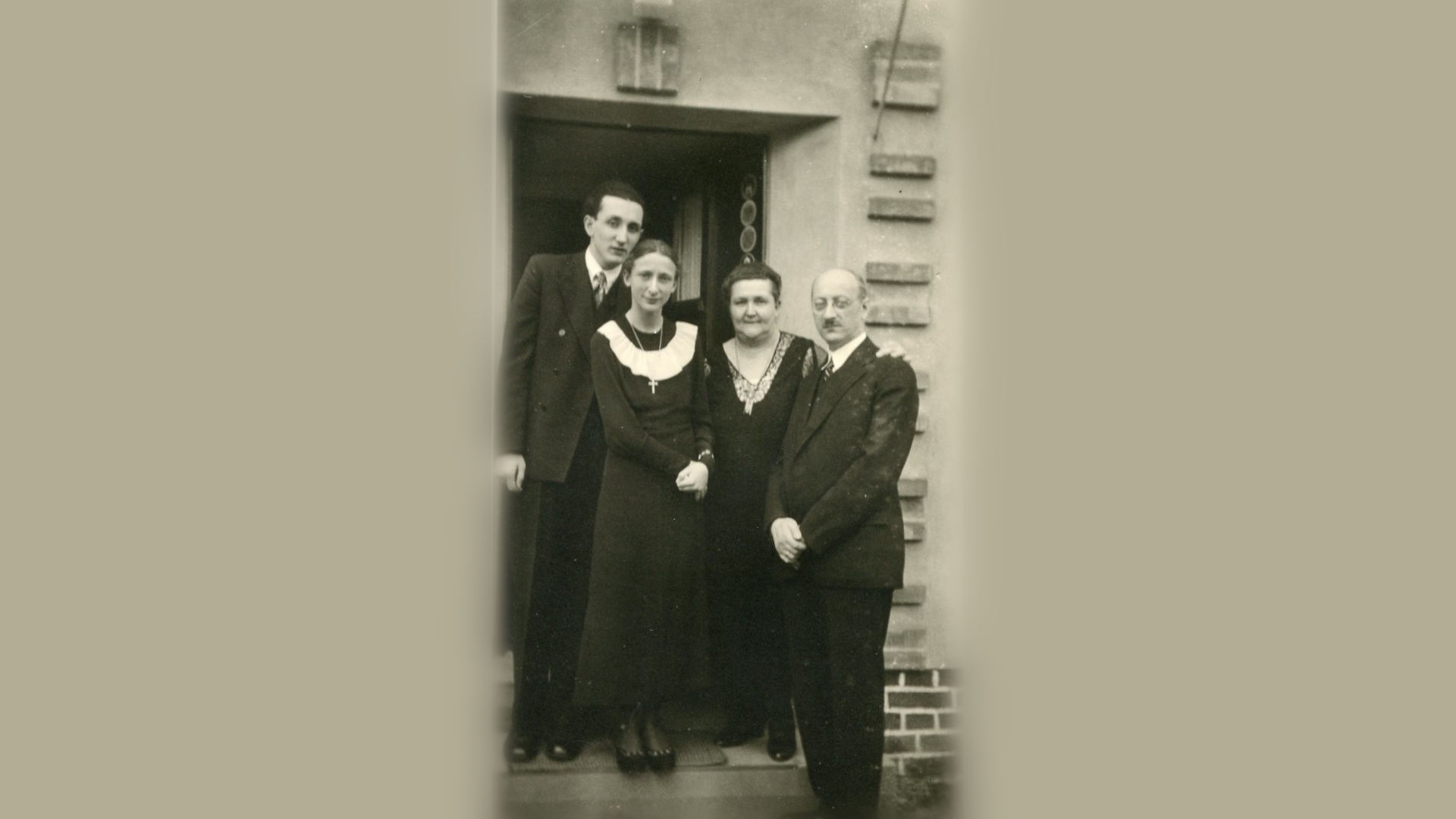 Das Foto zeigt Harry und Stephanie Löwenberg mit Sohn Peter Christian und Tochter Barbara vor dem ehemaligen Haus der Familie im Pilzwald, Kleinmachnow, Mitte der 1930er Jahre.