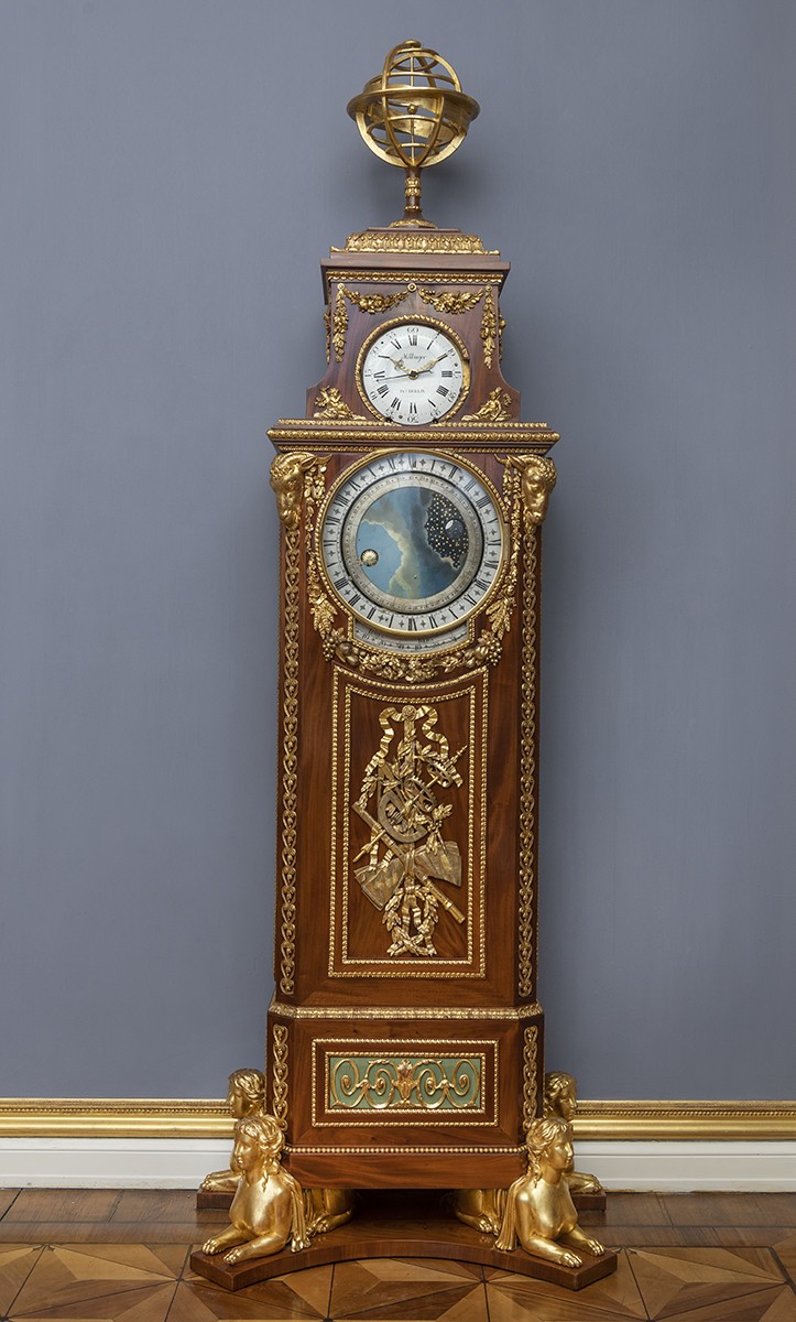 Foto: Bodenstanduhr aus Holz mit goldenen Verzierungen