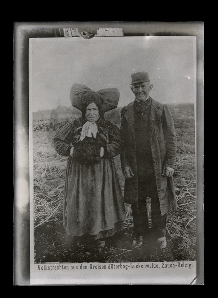 Schwarz-Weiß Foto eines alten Paares in Tracht